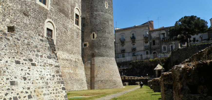 Veduta laterale del Castello Ursino