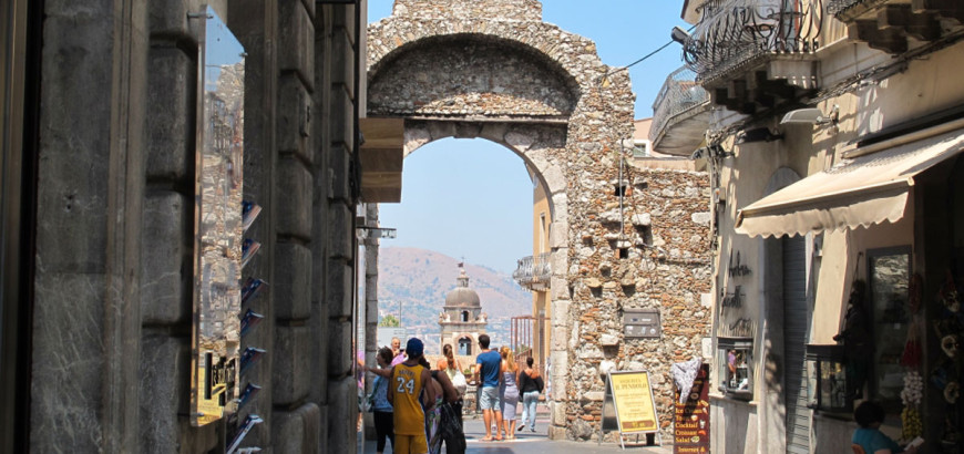 Porta Messina vista da Corso Umberto