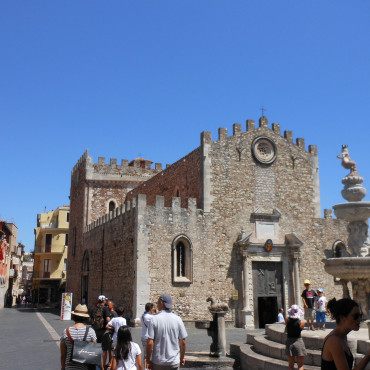 La piazza duomo di Taormina