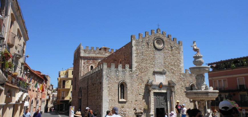 La piazza duomo di Taormina