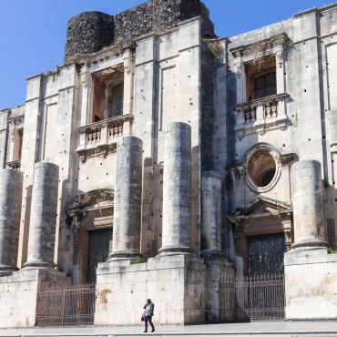 Veduta della chiesa su piazza Dante