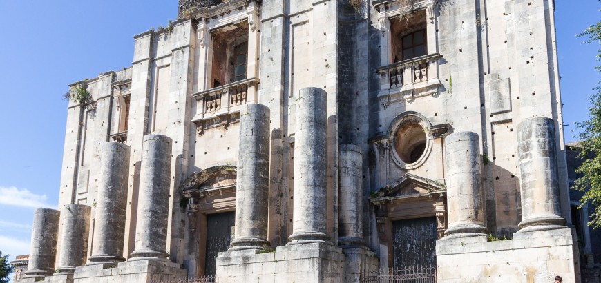 Veduta della chiesa su piazza Dante