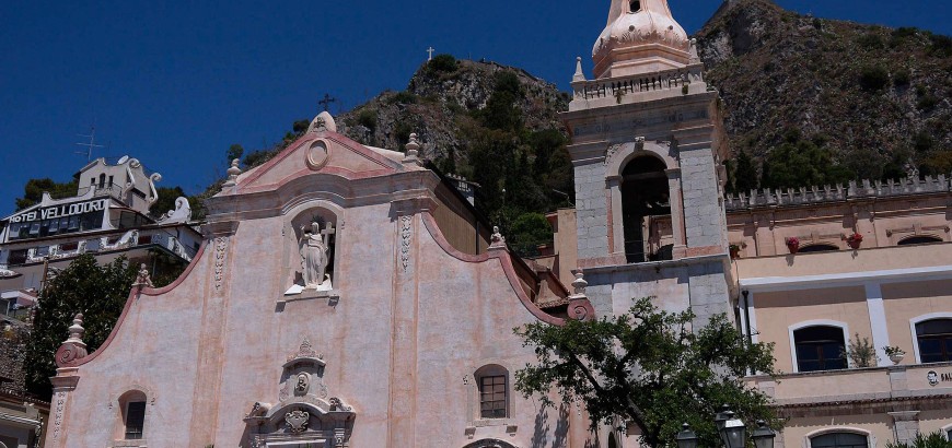 La facciata della chiesa