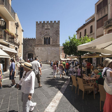 Palazzo Corvaja visto da corso Umberto