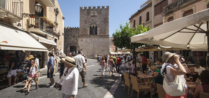 Palazzo Corvaja visto da corso Umberto