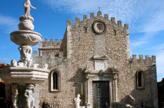 La Cattedrale di Taormina e piazza Duomo