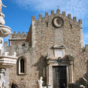 La Cattedrale di Taormina e piazza Duomo
