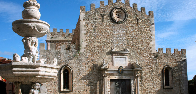 La Cattedrale di Taormina e piazza Duomo