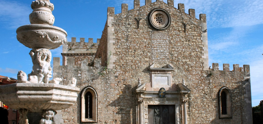 La Cattedrale di Taormina e piazza Duomo