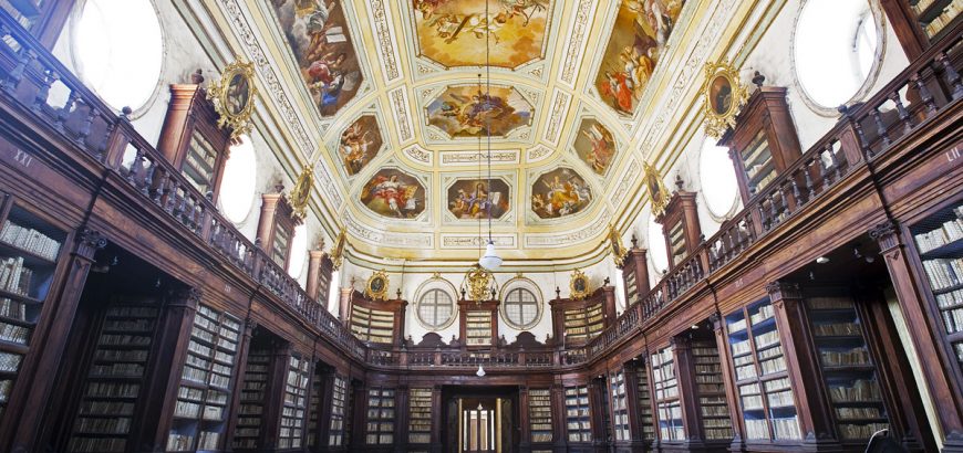 Interno della biblioteca Ursino Recupero