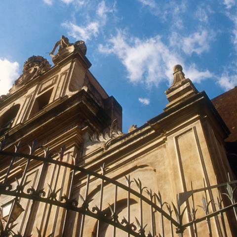 La facciata della chiesa