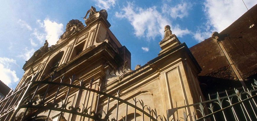 La facciata della chiesa