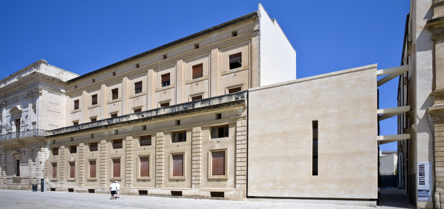Il tempio Ionico su Piazza Duomo