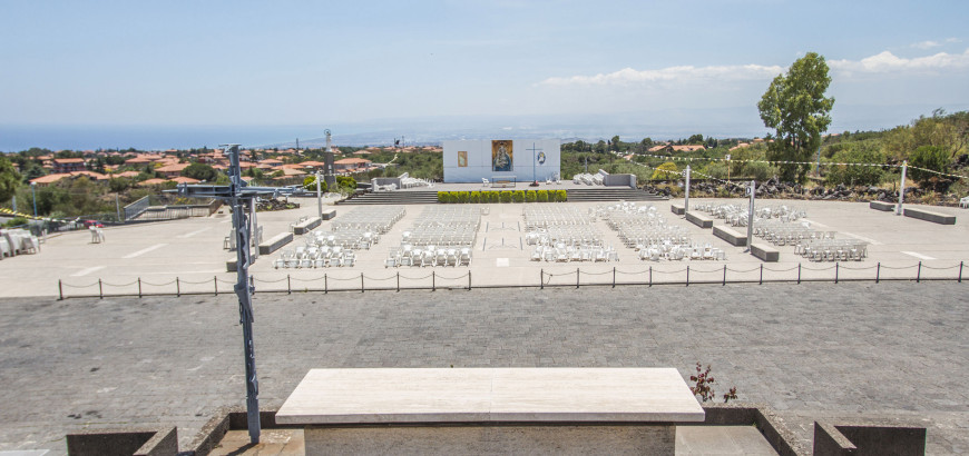 Piazza antistante il Santuario