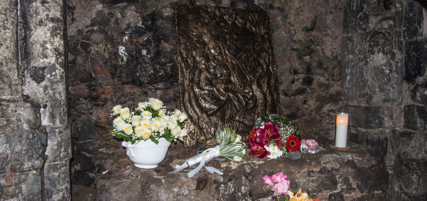 Simulacro della Madonna nel luogo del ritrovamento.