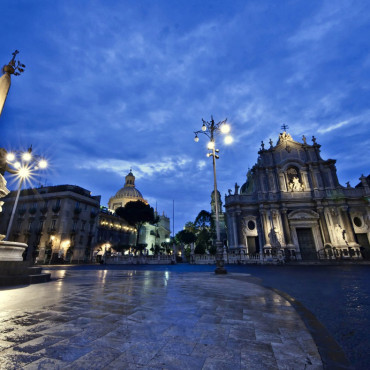 Veduta notturna della piazza Duomo