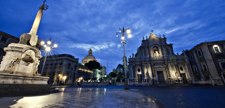 Veduta notturna della piazza Duomo