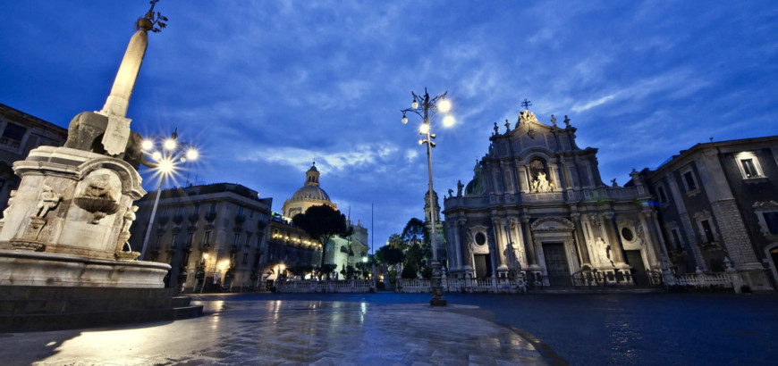 Veduta notturna della piazza Duomo