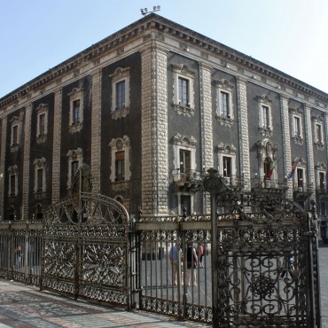 Il palazzo visto dal sagrato della Cattedrale
