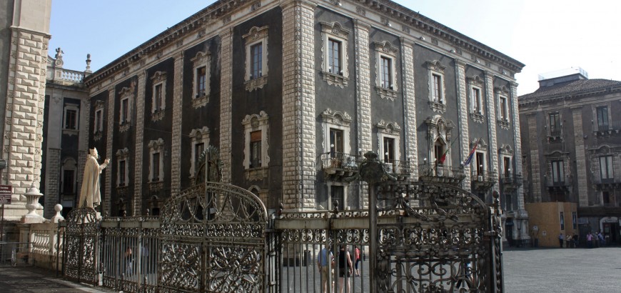 Il palazzo visto dal sagrato della Cattedrale