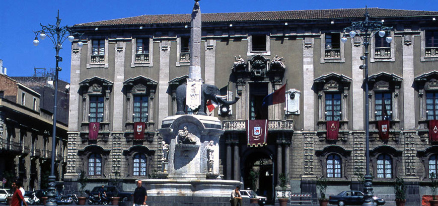Vista di palazzo degli elefanti da piazza Duomo