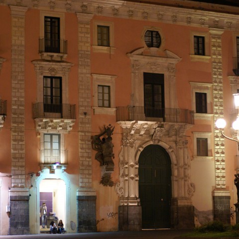 Veduta notturna del palazzo