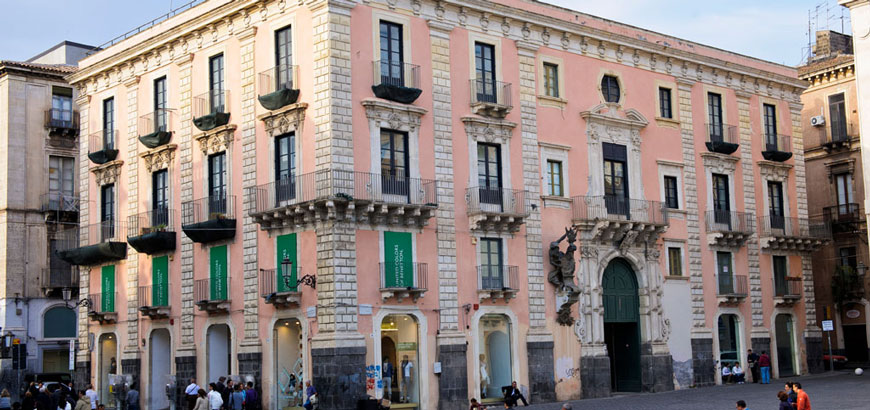 Il palazzo visto da piazza Università