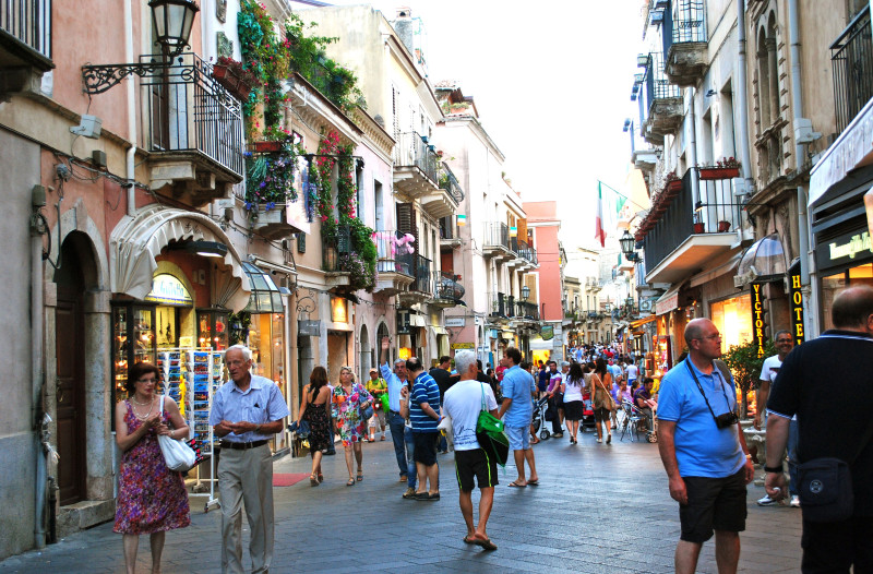 Shopping in Corso Umberto a Taormina