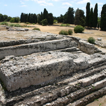 Basamento dell'ara di Ierone