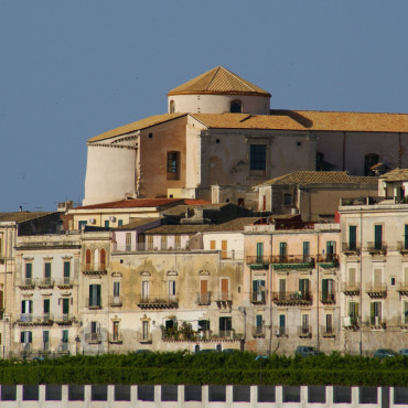 La chiesa vista dal foro Vittorio Emanuele