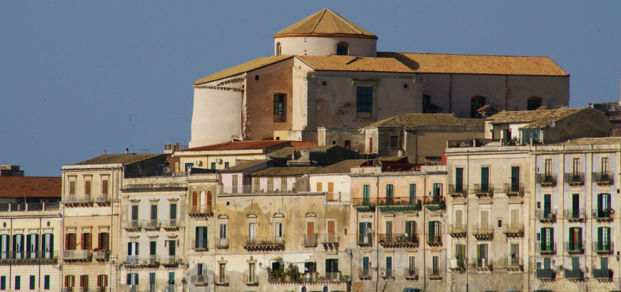 La chiesa vista dal foro Vittorio Emanuele