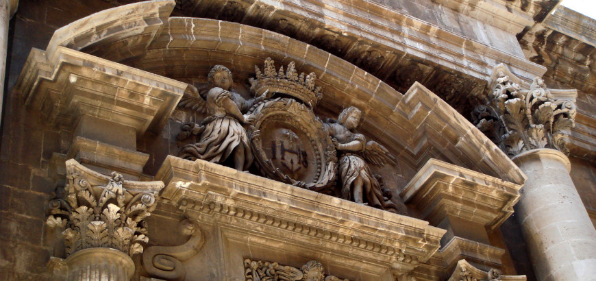 Particolare del frontone