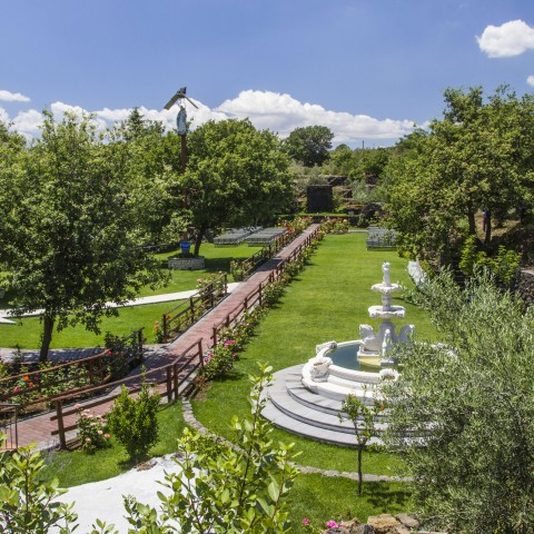 Il giardino della chiesa della Madonna delle Grazie