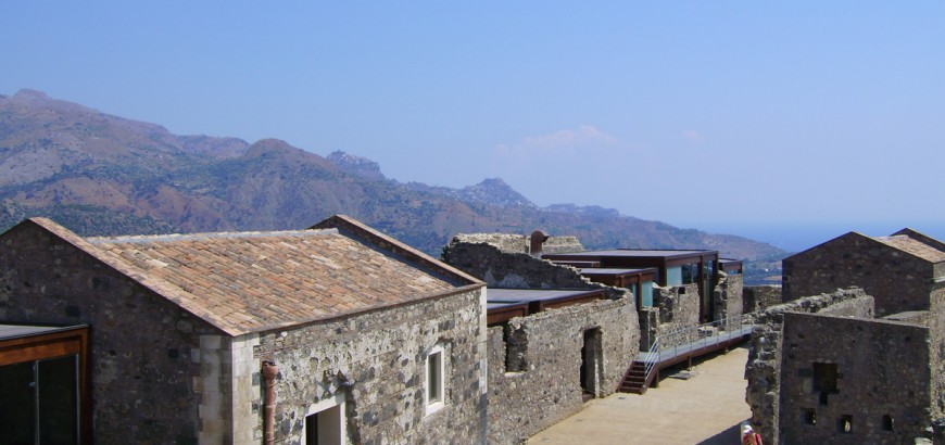 Veduta del cortile del Castello di Calatabiano