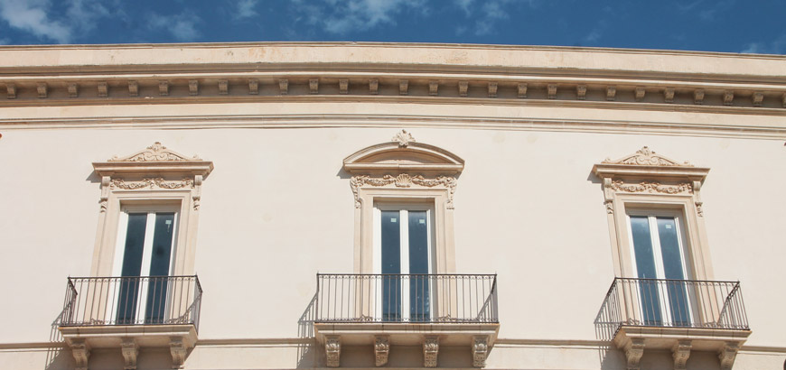 Il prospetto convesso del palazzo