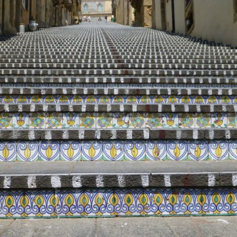 Le maioliche della scala di S. Maria del Monte