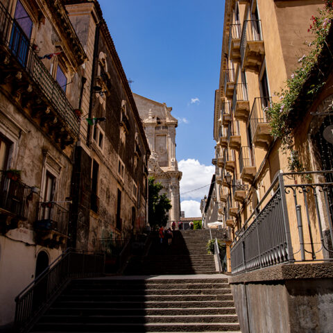 Scalinata Alessi visione dal basso sesta tappa Catania Arcobaleno