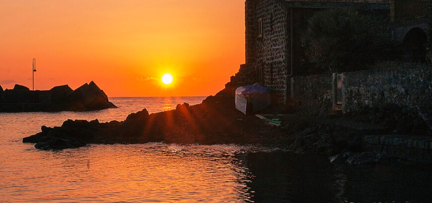 Tramonto sul porticciolo di Pozzillo.