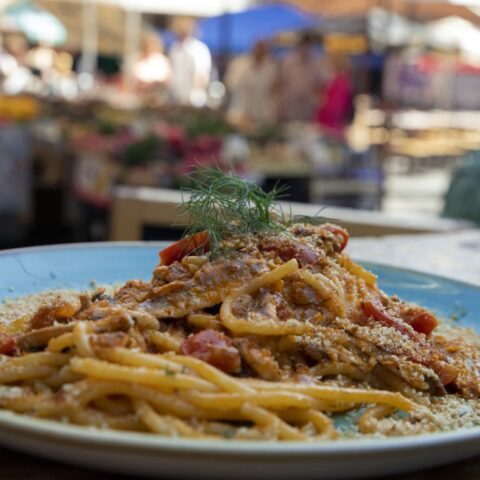 Piatto a base di pesce servito da Fishiaria, ristorante situato alla pescheria di Catania
