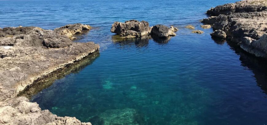 Acqua cristallina e color smeraldo, vista Etna della Baia del Silenzio