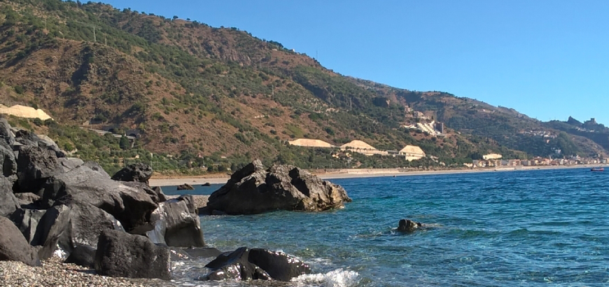 Vista Capo terme dalla spiaggia di Capo Alì