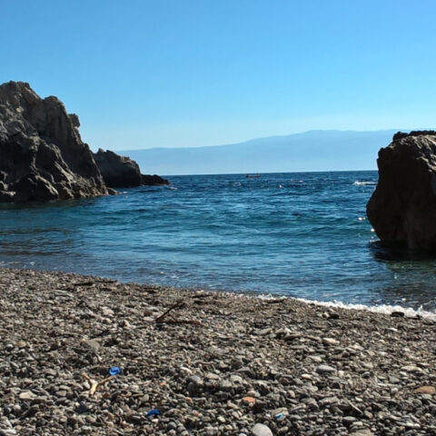 Scorcio dell'acqua cristallina e blu di capo Alì in provincia di Messina