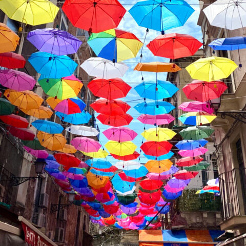 Vista di una parte della via dei ombrellini colorati di Catania