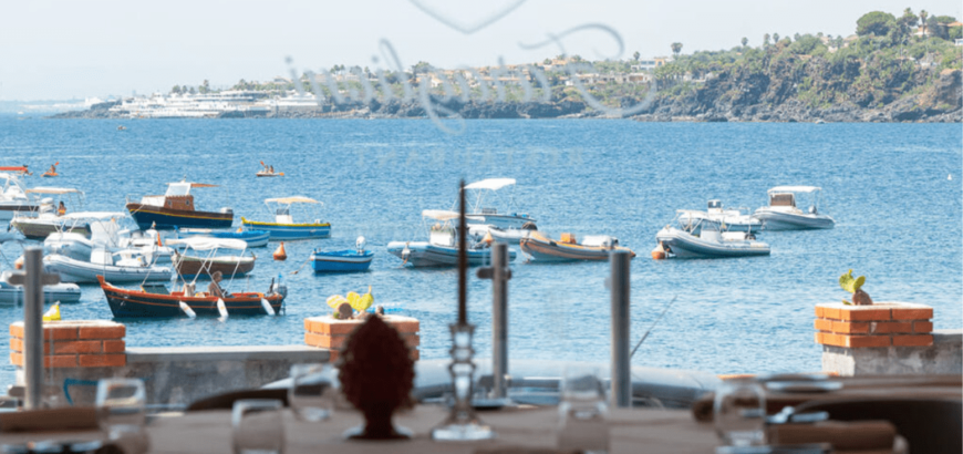 Vista mare Acitrezza, Ristorante dei Faraglioni